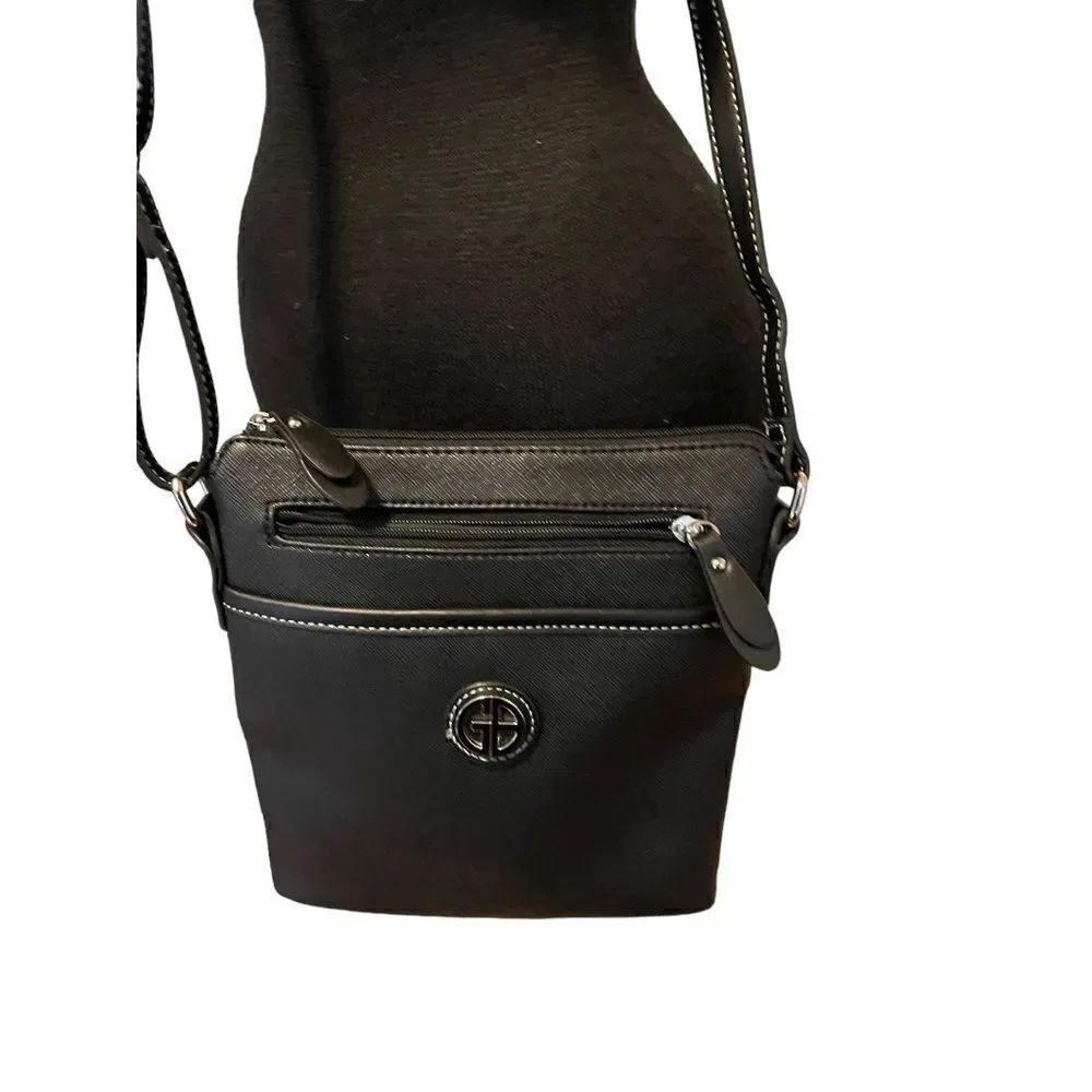 NWOTblack GIANI BERNINI
Crossbody ,